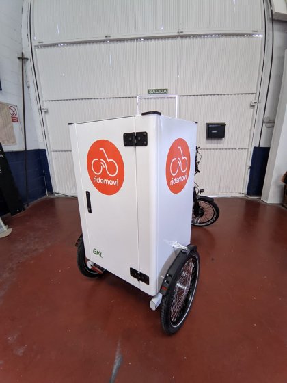 Personalización de ciclo carro Ridemovi. Rotulación integral con vinilos de fundición. Sevilla