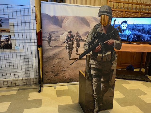 Photocall con silueta de soldado en PVC recortado y vinilo en impresión digital. Museo Historia Militar de Sevilla.