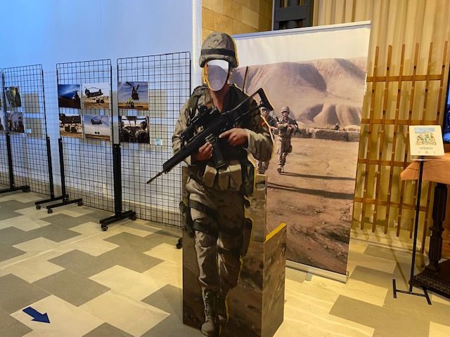 Photocall con silueta de soldado en PVC recortado y vinilo en impresión digital. Museo Historia Militar de Sevilla.