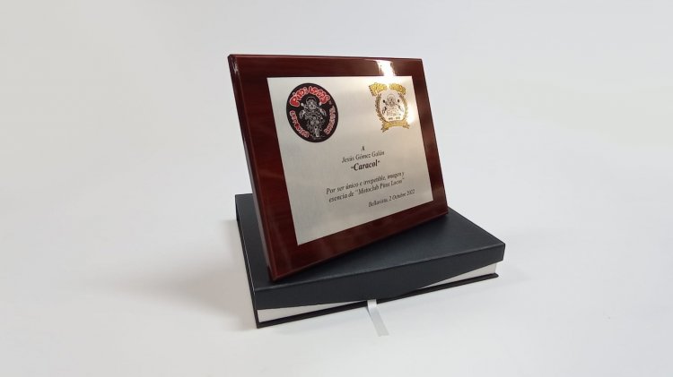 Placa conmemorativa en impresión digital. Motoclub Pitos Locos Sevilla.