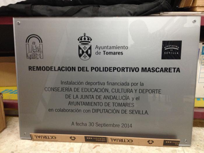 Placa en metacrilato para el Ayuntamiento de Tomares en Sevilla.