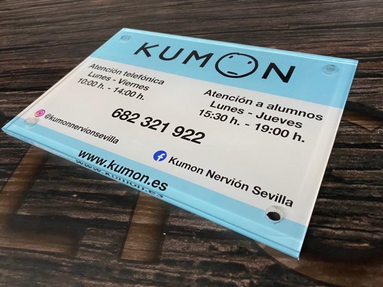 Placa en metacrilato para Kumon en Sevilla.