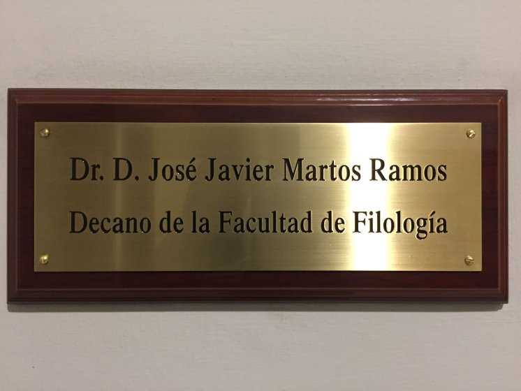 Placas de latón grabadas en bajo relieve y tinta especial, sobre peanas o metopa de madera. Rectorado de la Universidad de Sevilla.