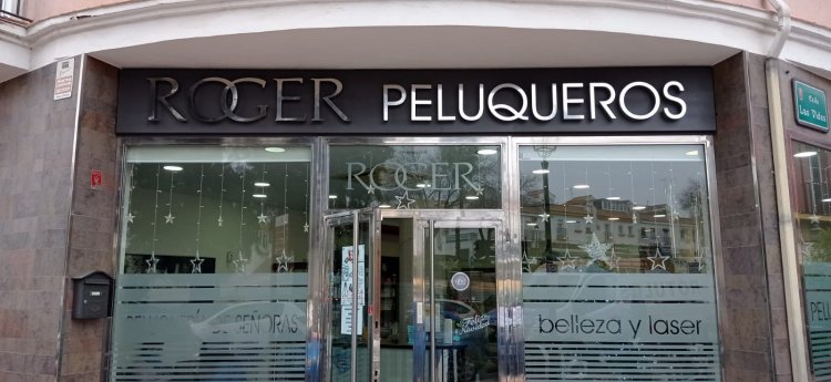 Reparación de rótulo, cambio de led por neón y pintado de bandeja. Roger peluqueros en Sevilla.