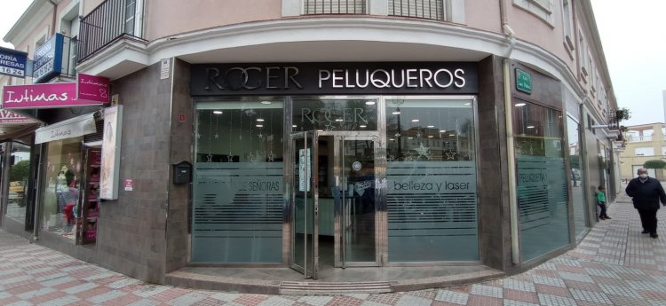 Reparación de rótulo, cambio de led por neón y pintado de bandeja. Roger peluqueros en Sevilla.