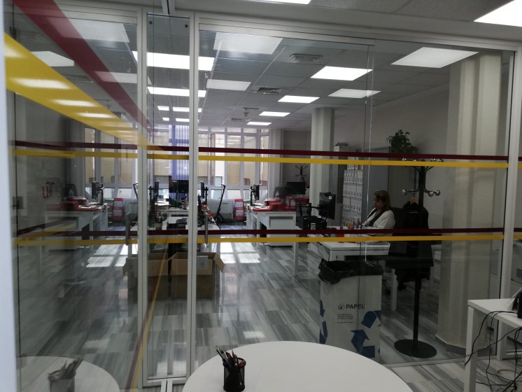 Rotulación de bandas para cristales homologadas, para el Rectorado de la Universidad de Sevilla.