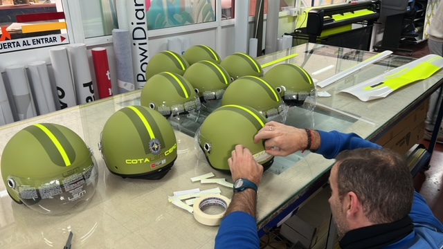 Rotulación de cascos para la Agrupación Motorista Cota Cero en Sevilla.