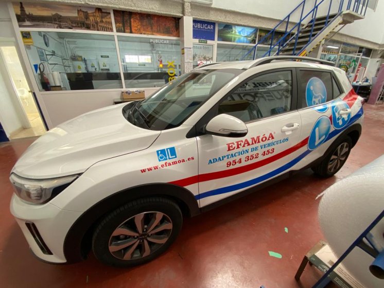 Rotulación de coche con vinilos de corte y microperforado homologado para cristales. Efamoa en Sevilla.