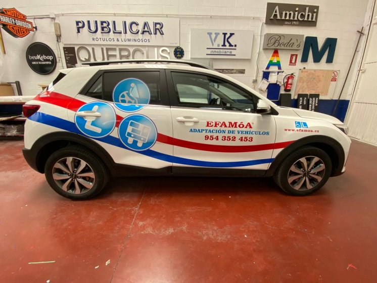 Rotulación de coche con vinilos de corte y microperforado homologado para cristales. Efamoa en Sevilla.