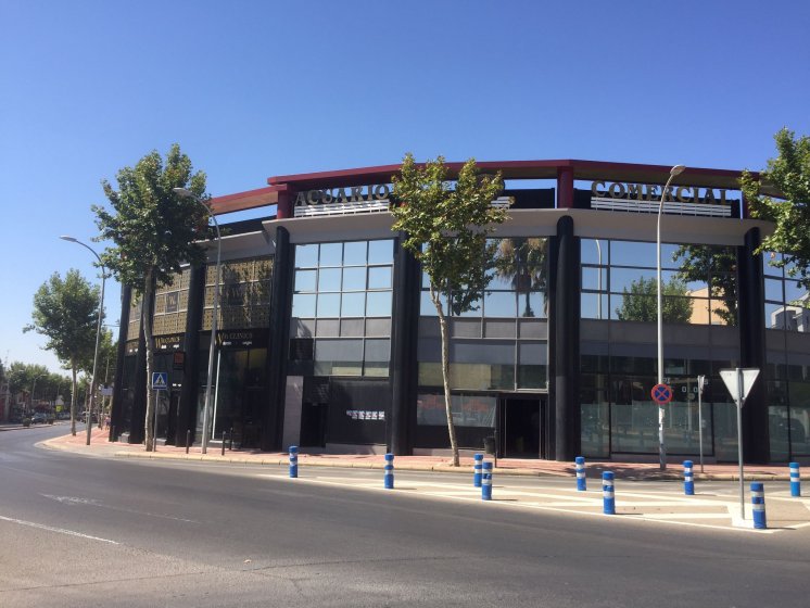 Rotulación de cristales, con láminas solares de reducción de calor efecto espejo para particular en Dos Hermanas Sevilla.