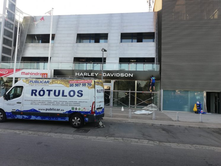 Rotulación de cristales, con vinilo microperforado en impresión digital para Harley Davidson Sevilla.