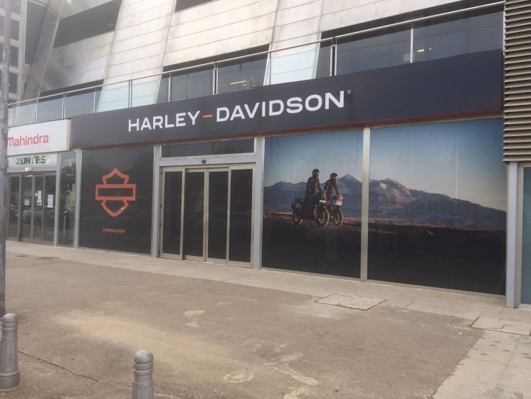 Rotulación de cristales, con vinilo microperforado en impresión digital para Harley Davidson Sevilla.