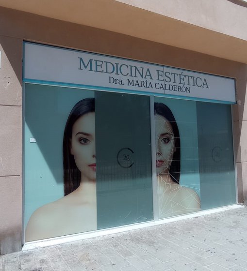 Rotulación de cristales y escaparates en vinilo ácido e impreisón digital con reserva, para la clínica María Calderón en Sevilla.