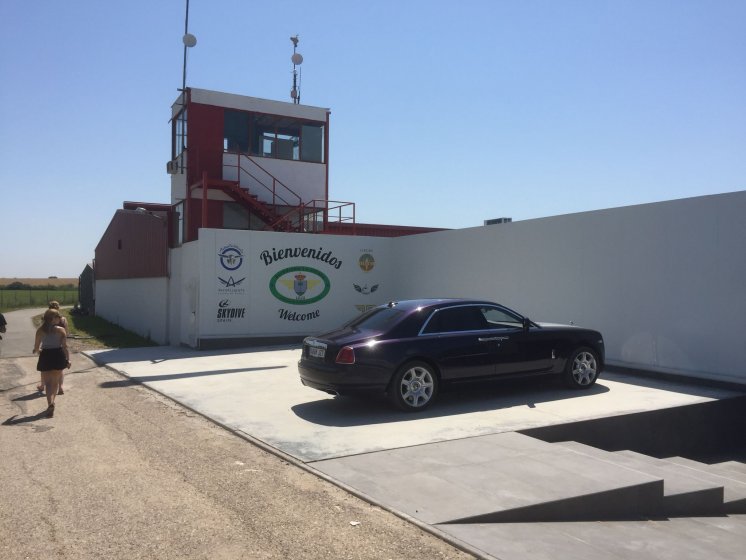 Rotulación de fachada en vinilo en impresión digital laminada para Skydive Vip en aeródromo la Juliana Sevilla.