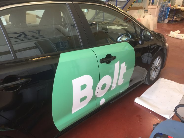 Rotulación de flota de coches con vinilos reutilizables. Para Bolt en Sevilla.