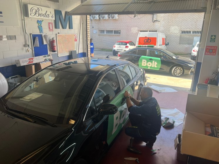 Rotulación de flota de coches con vinilos reutilizables. Para Bolt en Sevilla.