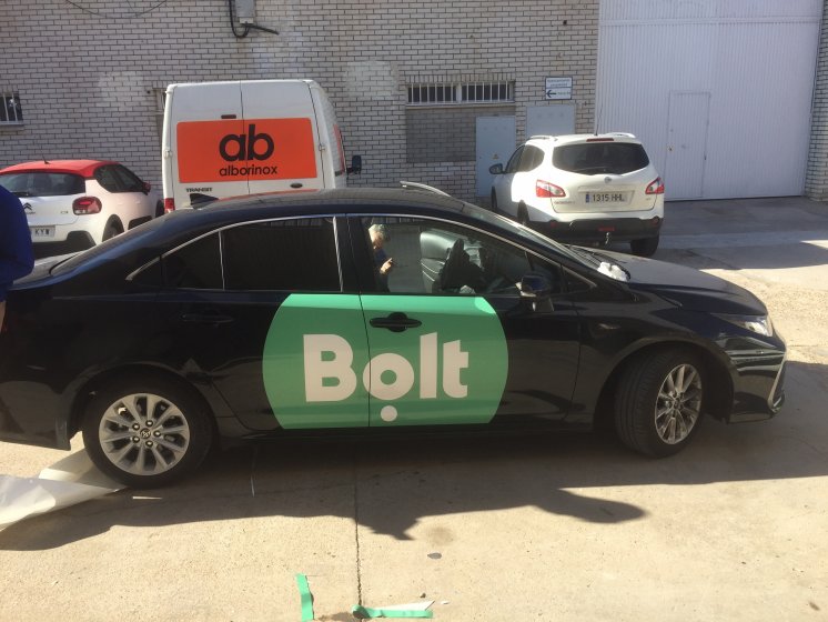 Rotulación de flota de coches con vinilos reutilizables. Para Bolt en Sevilla.
