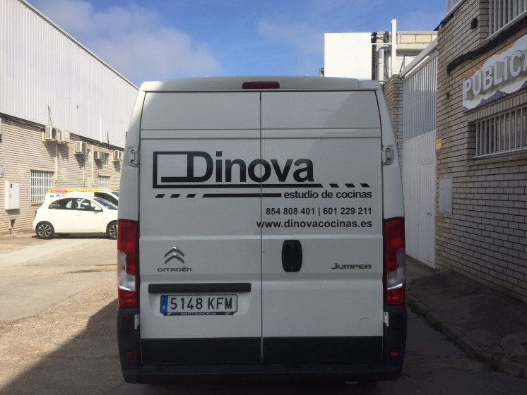 Rotulación de furgoneta en vinilo de corte para Dinova Sevilla.