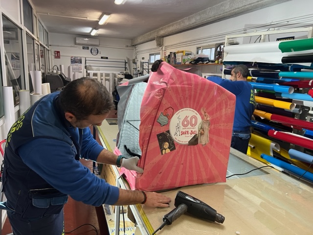 Rotulación intengral con vinilos fundidos, de caja baul para motocicleta de reparto. Dos Hermanas Sevilla.