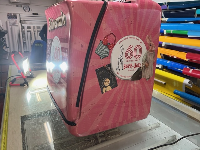Rotulación intengral con vinilos fundidos, de caja baul para motocicleta de reparto. Dos Hermanas Sevilla.