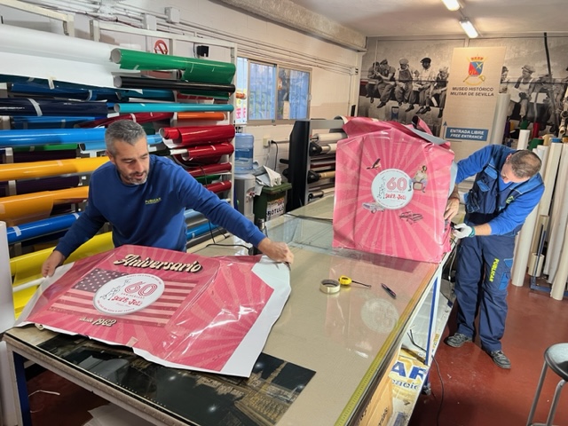 Rotulación intengral con vinilos fundidos, de caja baul para motocicleta de reparto. Dos Hermanas Sevilla.