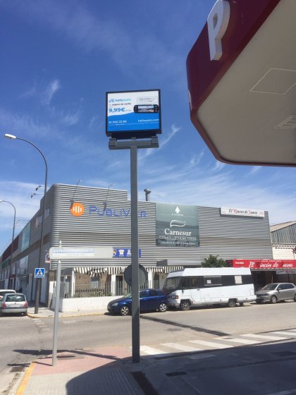 Rotulación de mini monoposte para Petroprix en San Fernando Cádiz.