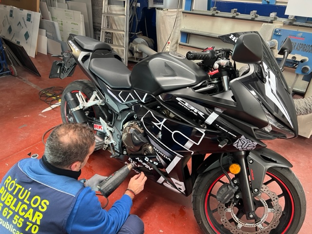 Rotulación de moto Honda CBR para particular en Sevilla.