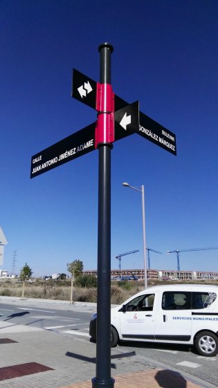 Rotulación de Tótem señalizador de calles. Ayuntamiento de Dos Hermanas Sevilla.
