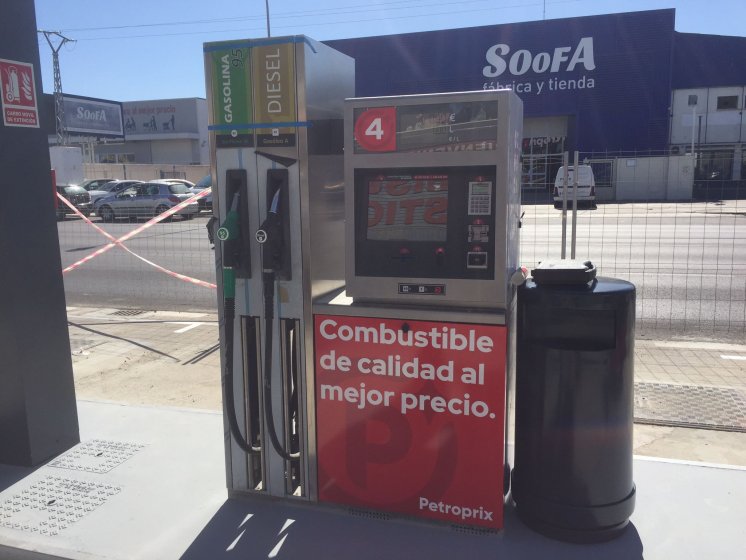 Rotulación en vinilo personalizado de Surtidores de gasolina para Petroprix en Dos Hermanas Sevilla.