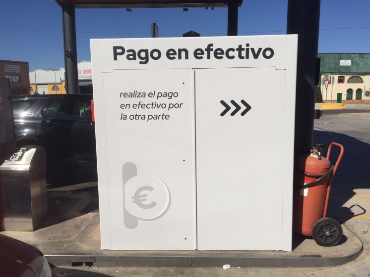 Rotulación en vinilo personalizado de Surtidores de gasolina para Petroprix en Dos Hermanas Sevilla.