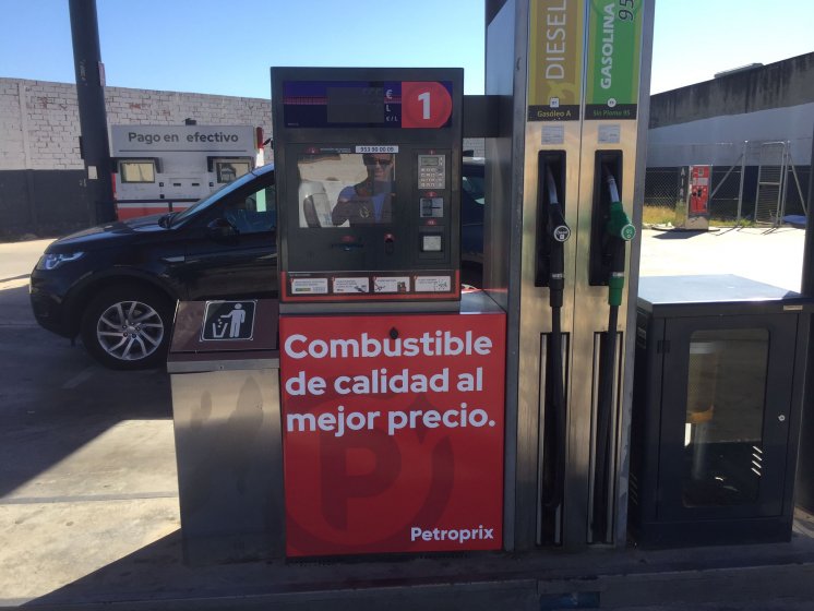 Rotulación en vinilo personalizado de Surtidores de gasolina para Petroprix en Dos Hermanas Sevilla.