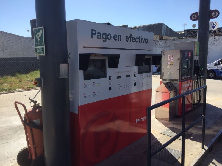 Rotulación en vinilo personalizado de Surtidores de gasolina para Petroprix en Dos Hermanas Sevilla.