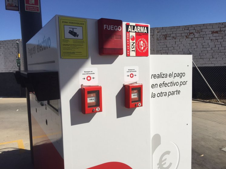 Rotulación en vinilo personalizado de Surtidores de gasolina para Petroprix en Dos Hermanas Sevilla.