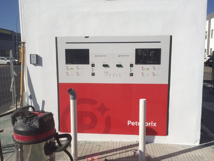 Rotulación en vinilo personalizado de Surtidores de gasolina para Petroprix en Dos Hermanas Sevilla.