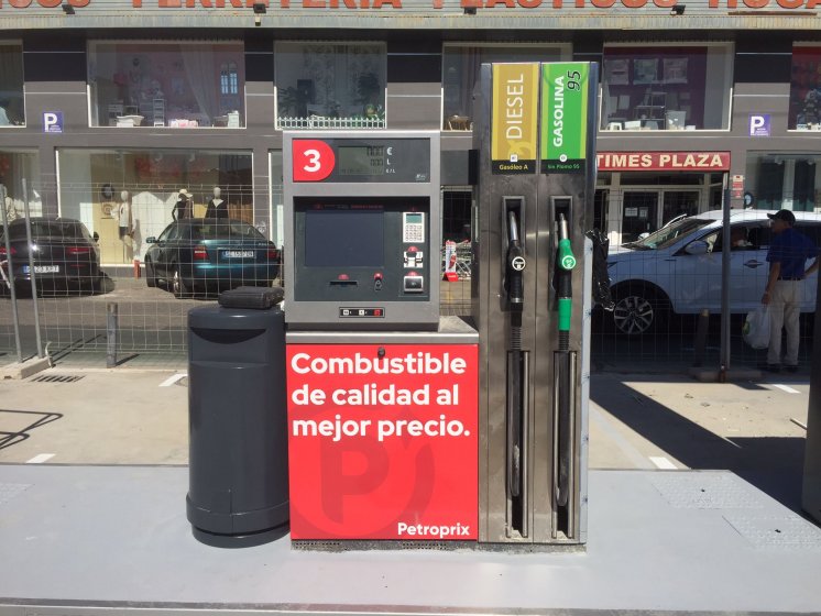 Rotulación en vinilo personalizado de Surtidores de gasolina para Petroprix en Dos Hermanas Sevilla.