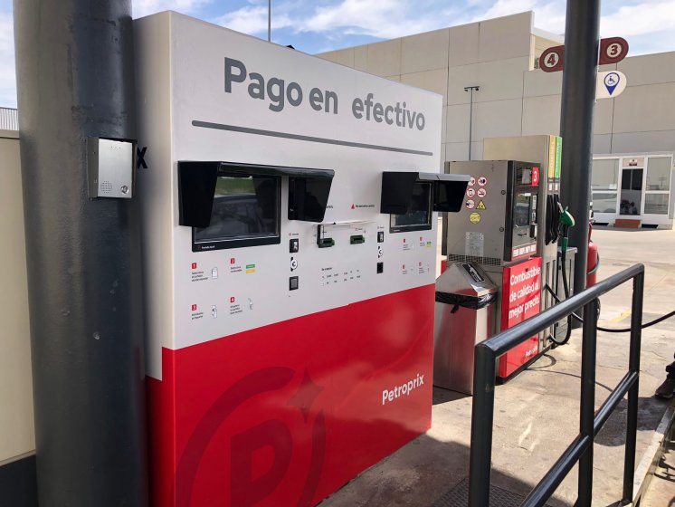 Rotulación en vinilo personalizado de Surtidores de gasolina para Petroprix en Polígono Parsi Sevilla.