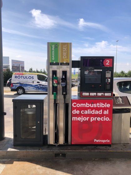 Rotulación en vinilo personalizado de Surtidores de gasolina para Petroprix en Polígono Parsi Sevilla.