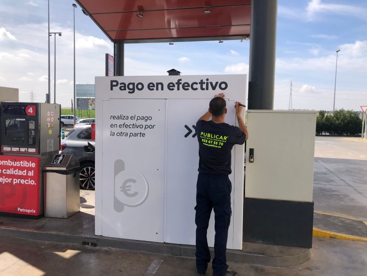 Rotulación en vinilo personalizado de Surtidores de gasolina para Petroprix en Polígono Parsi Sevilla.