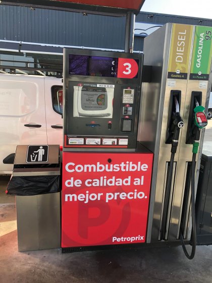 Rotulación en vinilo personalizado de Surtidores de gasolina para Petroprix en Polígono Parsi Sevilla.