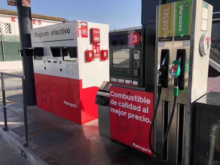 Rotulación en vinilo personalizado de Surtidores de gasolina para Petroprix en Polígono Parsi Sevilla.