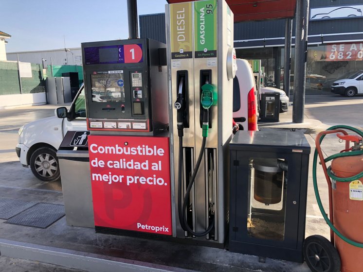 Rotulación en vinilo personalizado de Surtidores de gasolina para Petroprix en Polígono Parsi Sevilla.