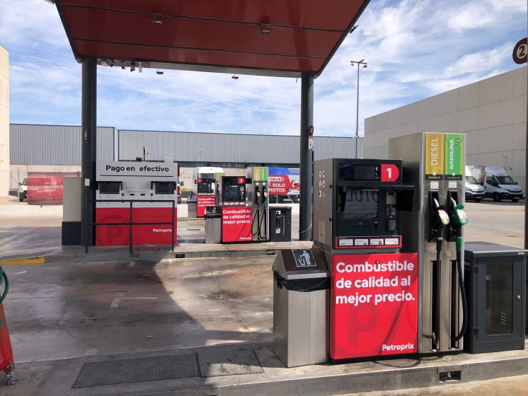 Rotulación en vinilo personalizado de Surtidores de gasolina para Petroprix en Polígono Parsi Sevilla.