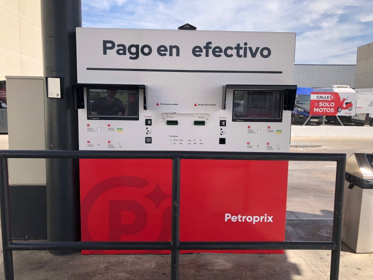 Rotulación en vinilo personalizado de Surtidores de gasolina para Petroprix en Polígono Parsi Sevilla.