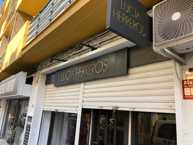 Rótulo Banderola para Lucía Herreros en Sevilla.