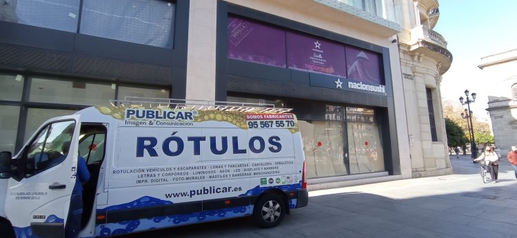 Rótulo caja corpórea luminosa para el restaurante Naciónsushi en Sevilla.