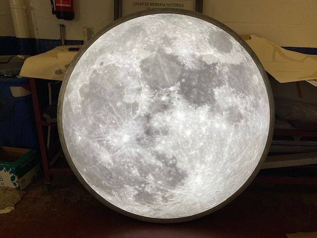 Rótulo en caja luminosa imitando la luna para obra de teatro en Sevilla.