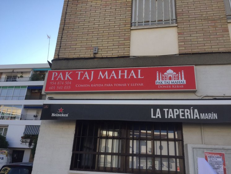 Rótulo caja luminosa para Pak Taj Mahal en Sevilla.