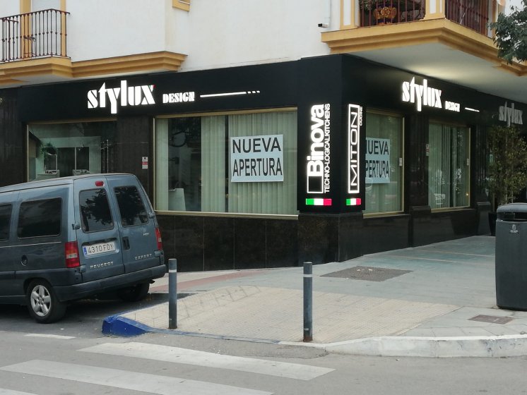 Rótulo cajas luminosas con textos calados, metacrilato y led. Cocinas Stylux en San Pedro de Alcántara Málaga.