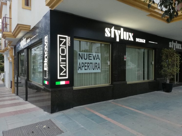 Rótulo cajas luminosas con textos calados, metacrilato y led. Cocinas Stylux en San Pedro de Alcántara Málaga.