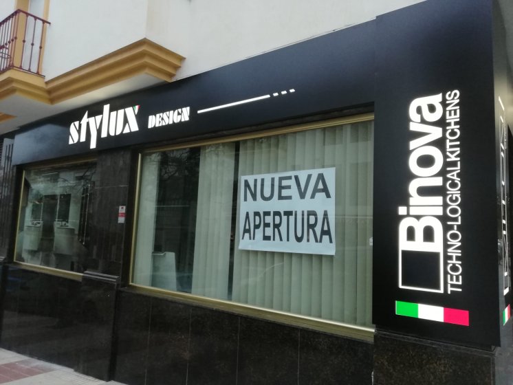 Rótulo cajas luminosas con textos calados, metacrilato y led. Cocinas Stylux en San Pedro de Alcántara Málaga.